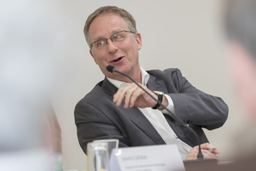 Dr. Christoph Mecking als Moderator des 12. StiftungsIMPACTS der ESV-Akademie am 04.04.2019 in Berlin.